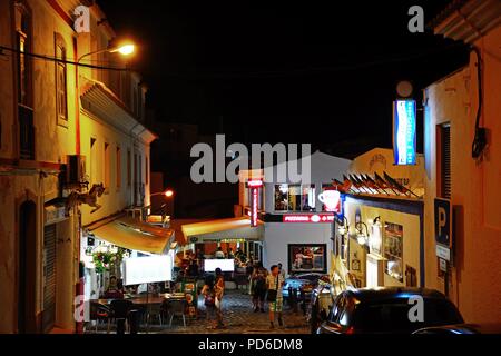 Restaurants in der Altstadt bei Nacht mit Touristen, die Einstellung, Albufeira, Portugal, Europa. Stockfoto