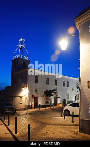 Blick entlang einer alten Stadt Straße Richtung Uhrturm (Torre de Relogio) Nachts, Albufeira, Portugal, Europa. Stockfoto