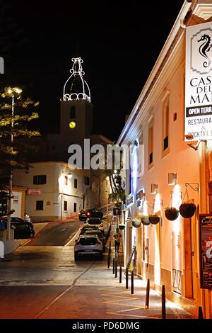 Blick entlang einer alten Stadt Straße Richtung Uhrturm (Torre de Relogio) Nachts, Albufeira, Portugal, Europa. Stockfoto