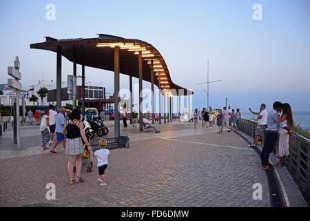 Touristen entspannen auf dem Miradouro do Pau da Bandeira Mirador in der Dämmerung, Albufeira, Portugal, Europa. Stockfoto