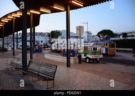 Taxistand am Miradouro do Pau da Bandeira Mirador in der Dämmerung, Albufeira, Portugal, Europa. Stockfoto