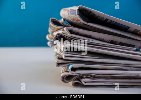 Zeitungen haufen Hintergrund Stockfoto