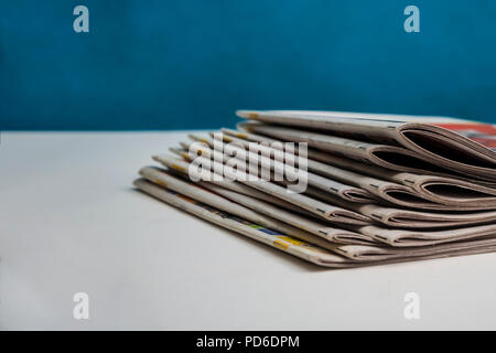 Zeitungen haufen Hintergrund Stockfoto