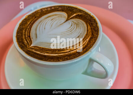 Tasse Kaffee, Schokolade topping mit weißen Herzen auf. Stockfoto