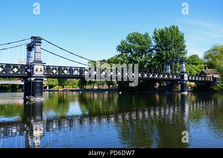 Blick auf die Ferry Bridge auch als stapenhill Ferry Bridge und dem Fluss Trent, Burton upon Trent, Staffordshire, England, UK, Westeuropa bekannt. Stockfoto