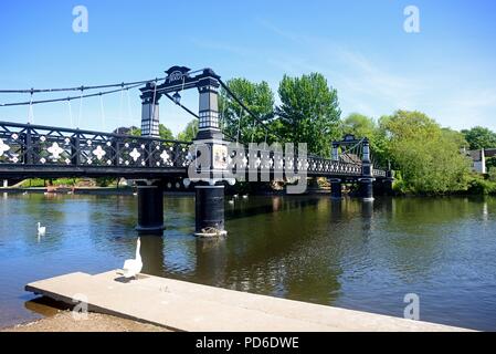 Blick auf die Ferry Bridge auch als stapenhill Ferry Bridge und dem Fluss Trent, Burton upon Trent, Staffordshire, England, UK, Westeuropa bekannt. Stockfoto