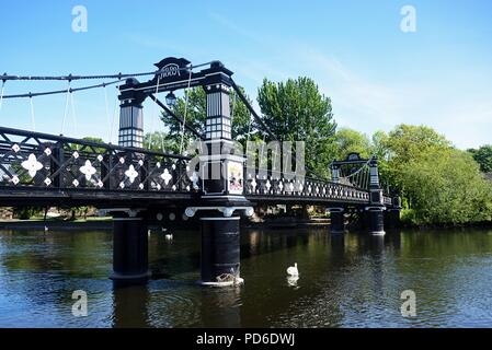 Blick auf die Ferry Bridge auch als stapenhill Ferry Bridge und dem Fluss Trent, Burton upon Trent, Staffordshire, England, UK, Westeuropa bekannt. Stockfoto