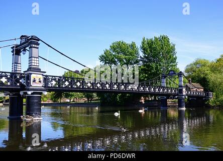 Blick auf die Ferry Bridge auch als stapenhill Ferry Bridge und dem Fluss Trent, Burton upon Trent, Staffordshire, England, UK, Westeuropa bekannt. Stockfoto