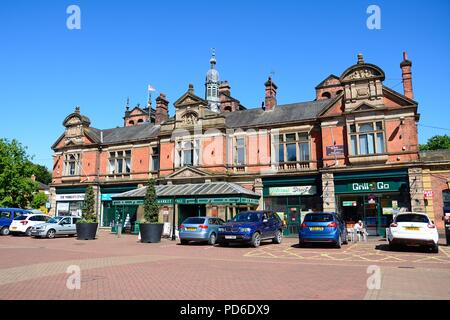 Die Viktorianischen Markthalle im Zentrum der Stadt mit Autos im Vordergrund geparkt, Burton upon Trent, Staffordshire, England, UK, Westeuropa. Stockfoto