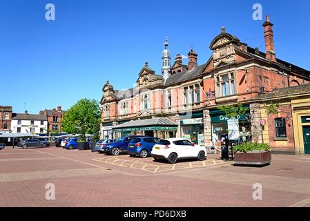 Die Viktorianischen Markthalle im Zentrum der Stadt mit Autos im Vordergrund geparkt, Burton upon Trent, Staffordshire, England, UK, Westeuropa. Stockfoto