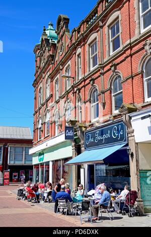 Menschen entspannend außerhalb der Teekanne Cafe auf dem Markt, Burton upon Trent, Staffordshire, England, UK, Westeuropa. Stockfoto