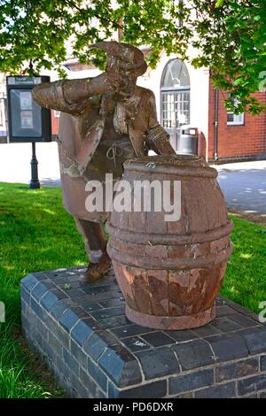 Statue eines traditionellen Cooper macht ein Fass auf nationaler Brauerei Center, Burton upon Trent, Staffordshire, England, UK, Westeuropa. Stockfoto