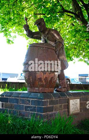 Statue eines traditionellen Cooper macht ein Fass auf nationaler Brauerei Center, Burton upon Trent, Staffordshire, England, UK, Westeuropa. Stockfoto