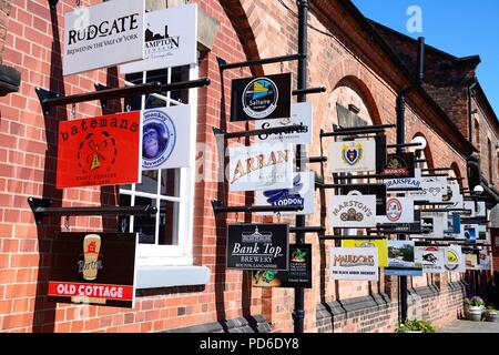 Brauerei und Bier Schilder auf der Wand außerhalb des Nationalen Brauereimuseum in Horninglow Street, Burton upon Trent, Staffordshire, England, UK, westlichen Eu Stockfoto