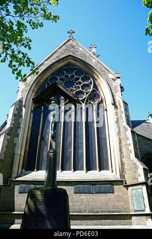 Kirchenfenster in der St. Pauls Kirche auf St Pauls Platz mit einem Kruzifix im Vordergrund, Burton upon Trent, Staffordshire, England, UK, Western E Stockfoto