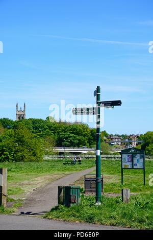 Blick über die Washlands Richtung St. Peters Kirche Turm mit einem Wegweiser im Vordergrund, Burton upon Trent, Staffordshire, England, UK, Western Eur Stockfoto