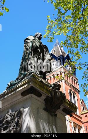 Statue von Michael Arthur (erste Baron von Burton) mit der Stadt Hall Clock Tower auf der Rückseite, Burton upon Trent, Staffordshire, England, UK, westlichen Eu Stockfoto