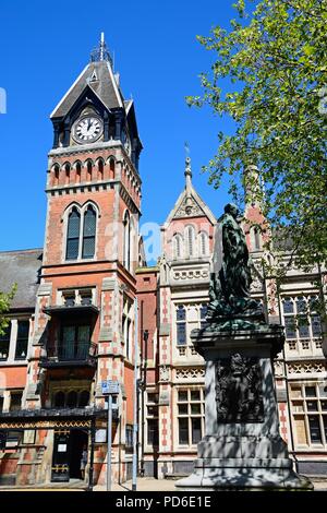 Blick auf das Rathaus auf dem Markt mit einer Statue von Michael Arthur (erste Baron von Burton) im Vordergrund, Burton upon Trent, Staffordshire, Stockfoto