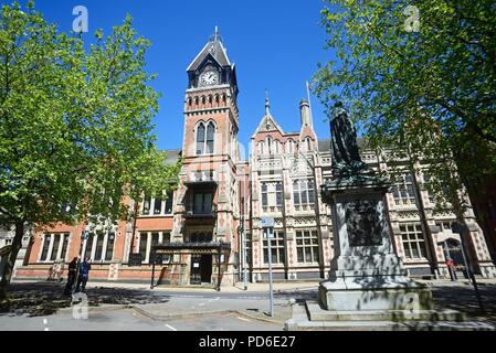 Blick auf das Rathaus auf dem Markt mit einer Statue von Michael Arthur (erste Baron von Burton) im Vordergrund, Burton upon Trent, Staffordshire, Stockfoto