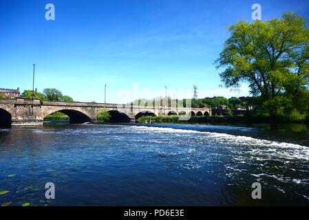 Blick auf den Fluss Trent und Wehr in Richtung der Trent Bridge Road Bridge A511, Burton upon Trent, Staffordshire, England, UK, Westeuropa. Stockfoto