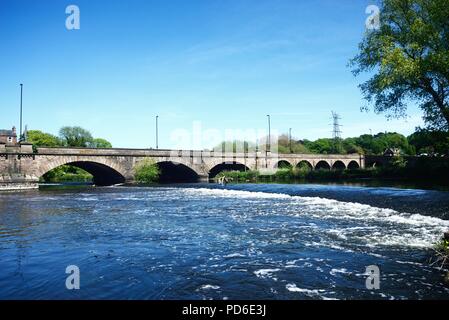 Blick auf den Fluss Trent und Wehr in Richtung der Trent Bridge Road Bridge A511, Burton upon Trent, Staffordshire, England, UK, Westeuropa. Stockfoto