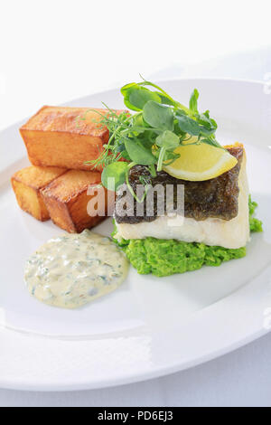 Traditionelle britische zerschlagene Fish und Chips Stockfoto