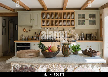 Hölzerne platte Rack über AGA in Grün ausgestattet Bauernhaus Küche Stockfoto