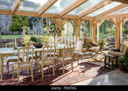 Esszimmer im Wintergarten Verlängerung des 19. Jahrhunderts Bauernhaus aus Stein öffnen. Stockfoto