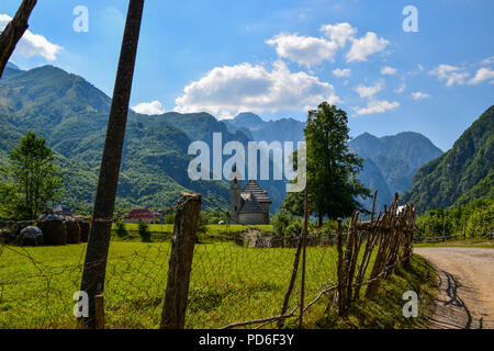 Theth National Park befindet sich in der Grafschaft Shkodra, Albanien positioniert. Diese außergewöhnliche Landschaft ist im zentralen Teil der Albanischen Alpen. Stockfoto