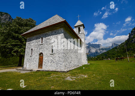 Theth National Park befindet sich in der Grafschaft Shkodra, Albanien positioniert. Diese außergewöhnliche Landschaft ist im zentralen Teil der Albanischen Alpen. Stockfoto