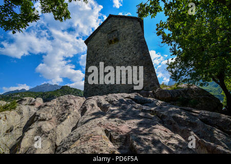 Theth National Park befindet sich in der Grafschaft Shkodra, Albanien positioniert. Diese außergewöhnliche Landschaft ist im zentralen Teil der Albanischen Alpen. Stockfoto