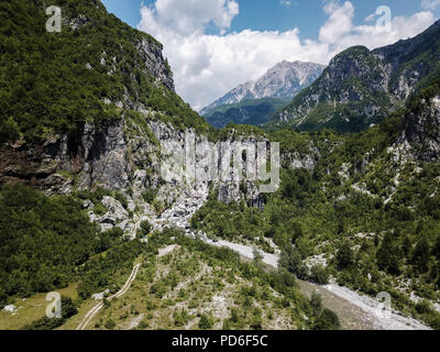 Theth National Park befindet sich in der Grafschaft Shkodra, Albanien positioniert. Diese außergewöhnliche Landschaft ist im zentralen Teil der Albanischen Alpen. Stockfoto