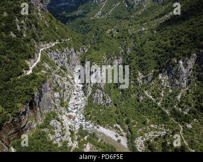 Theth National Park befindet sich in der Grafschaft Shkodra, Albanien positioniert. Diese außergewöhnliche Landschaft ist im zentralen Teil der Albanischen Alpen. Stockfoto