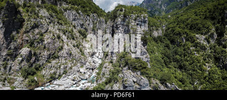 Theth National Park befindet sich in der Grafschaft Shkodra, Albanien positioniert. Diese außergewöhnliche Landschaft ist im zentralen Teil der Albanischen Alpen. Stockfoto