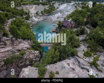 Theth National Park befindet sich in der Grafschaft Shkodra, Albanien positioniert. Diese außergewöhnliche Landschaft ist im zentralen Teil der Albanischen Alpen. Stockfoto