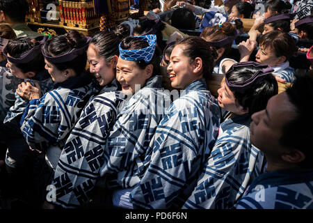 Japan, Insel Honshu, Kanto, Tokio, die Kanda Matsuri, Frauen, die ein mikoshi. Stockfoto