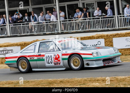 1977 Vauxhall Cavalier V8 'Mega Bertha' mit Fahrer Ric Holz am Goodwood Festival 2018 von Geschwindigkeit, Sussex, UK. Stockfoto