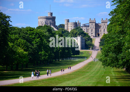 Angesichts der langen Spaziergang in Windsor mit Windsor Castle, eine königliche Residenz mit viele bemerkenswerte Ereignisse in der Geschichte der britischen königlichen Familie verbunden Stockfoto