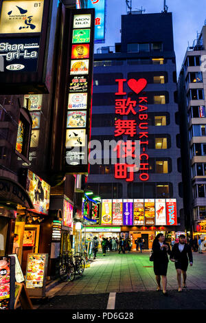 Japan, Insel Honshu, Kanto, Tokio, durch die Straßen in der Nacht im Kabuki-cho. Stockfoto