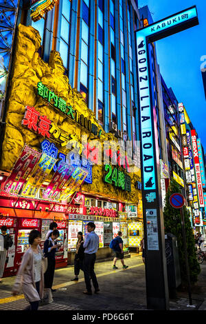 Japan, Insel Honshu, Kanto, Tokio, durch die Straßen in der Nacht im Kabuki-cho. Stockfoto