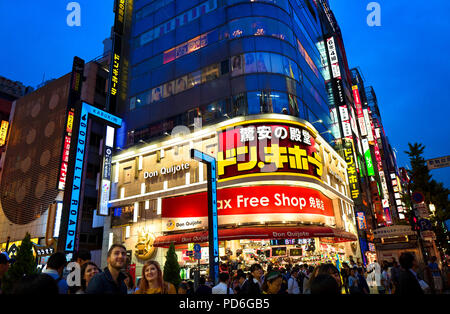 Japan, Insel Honshu, Kanto, Tokio, durch die Straßen in der Nacht im Kabuki-cho. Stockfoto