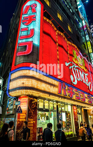 Japan, Insel Honshu, Kanto, Tokio, durch die Straßen in der Nacht im Stadtteil Shinjuku. Stockfoto