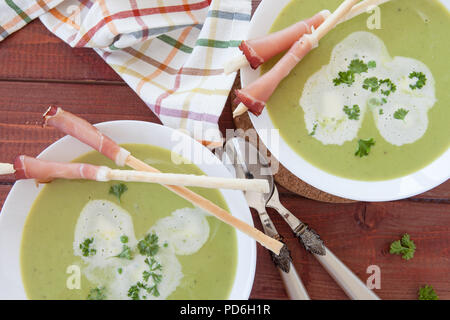 Hausgemachte cremigen Erbsensuppe und Brot mit geräuchertem Schinken Stockfoto