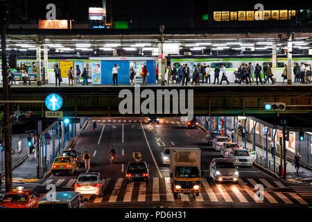 Japan, Insel Honshu, Kanto, Tokio, einen Bahnhof und eine unter trafic Straße entlang der Yamanote Linie. Stockfoto