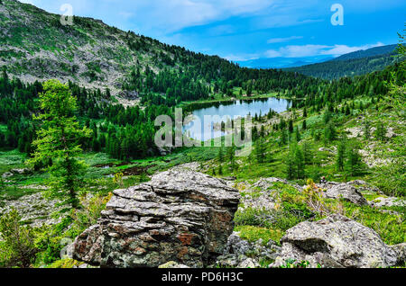 Eine aus sieben sauberste Berg Karakol Seen im Tal am Fuße des Bagatash Pass, Altai Gebirge, Russland. Bewölkt Sommer Landschaft w Stockfoto