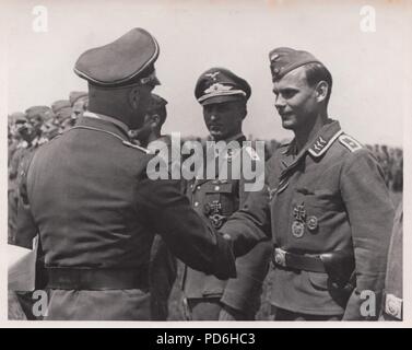 Bild aus dem Fotoalbum von Oberleutnant Oscar Müller von kampfgeschwader 1: Gruppenkommandeur Hauptmann Otto Stams Geschenke Auszeichnungen zu Flieger der II./KG 1 im Sommer 1941. Otto Stams led II. Gruppe von KG1 im Sommer 1941 wurde das Ritterkreuz des Eisernen Kreuzes am 1. August 1941 ausgezeichnet. Stockfoto