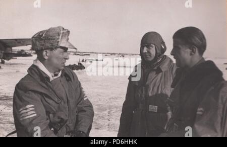 Bild aus dem Fotoalbum von Oberleutnant Oscar Müller von kampfgeschwader 1: Hauptmann Herbert Lorch (im Gespräch mit Leutnant Oscar Müller der 5./KG 1 (rechts) am Dno Flugplatz, Russland links) im Jahre 1942. Lorch led 6./KG 1 vor zu großen und die Position der Gruppenkommandeur der II./KG 1 im Juli 1942 gefördert. Er wurde am 19. August 1942 getötet, während Sie die vorübergehende Position der Geschwaderkommodore nach dem Verlust von Oberstleutnant Peter Schemmel nur fünf Tage vor. Lorch wurde posthum das Ritterkreuz des Eisernen Kreuzes am 5. Januar 1943 vergeben. Stockfoto