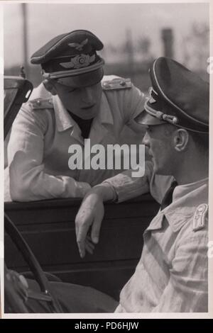 Bild aus dem Fotoalbum von Oberleutnant Oscar Müller von kampfgeschwader 1: Oberleutnants Oscar Müller und Siegfried Freiherr von cramm von kampfgeschwader 1 in der Diskussion, im Sommer 1942. Stockfoto