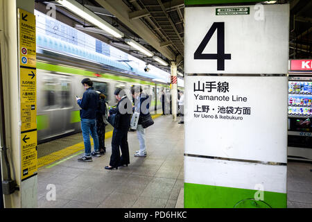 Japan, Insel Honshu, Kanto, Tokio, Menschen ihren Zug auf der Yamanote Linie warten. Stockfoto