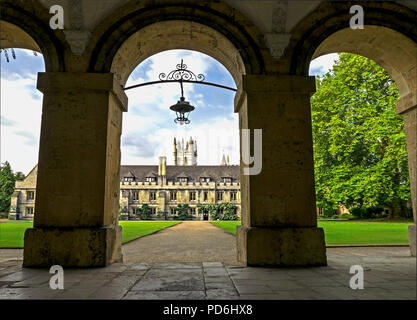 Breite Sommer Blick auf den Magdalen College Quad & Große Turm thru Bögen des neuen Gebäudes Stockfoto